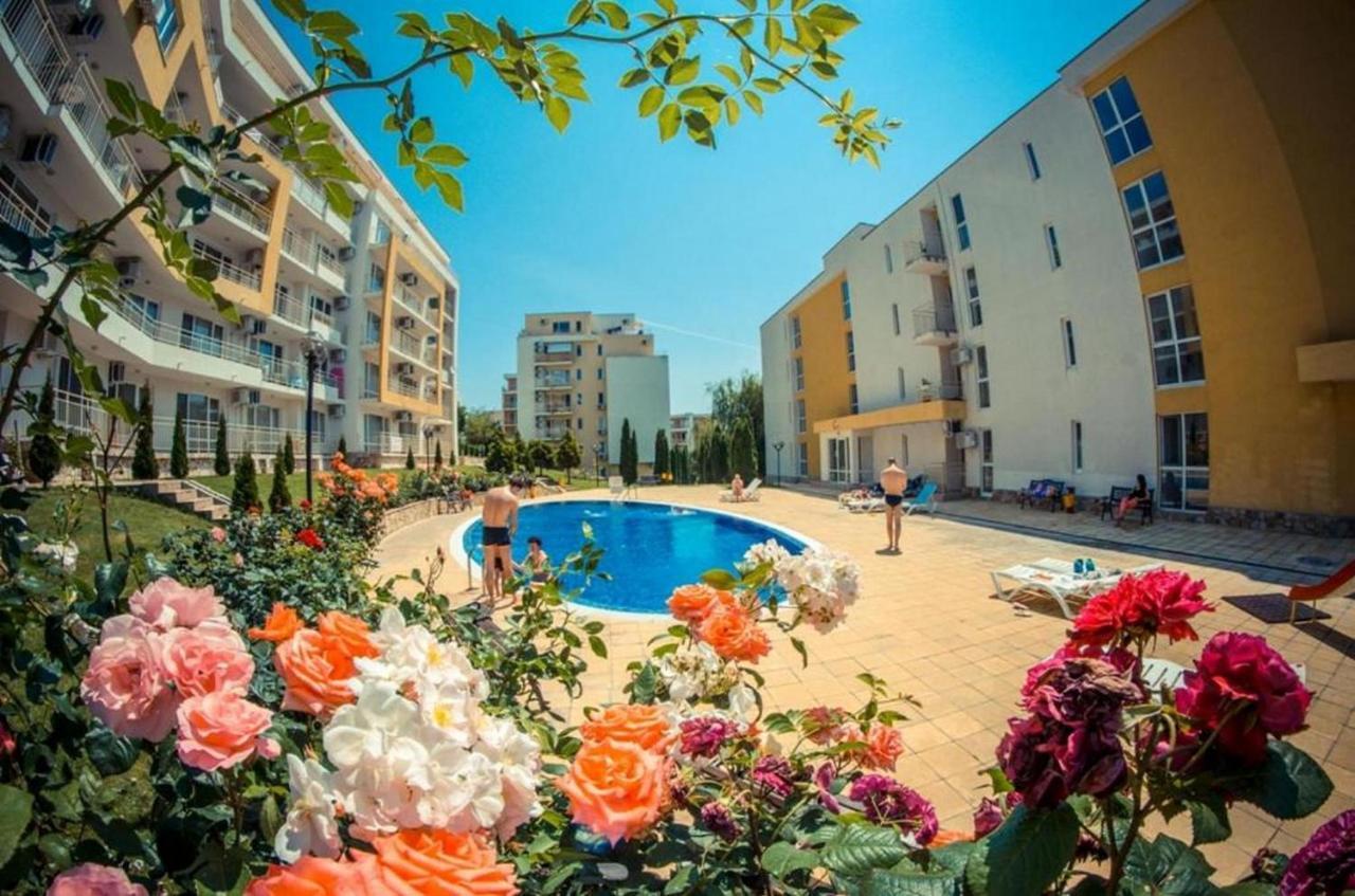 Fort Noks - Menada Apartments Sveti Vlas Luaran gambar